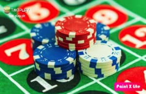 Ang larawan ay chips at roulette na matatagpuan sa casino